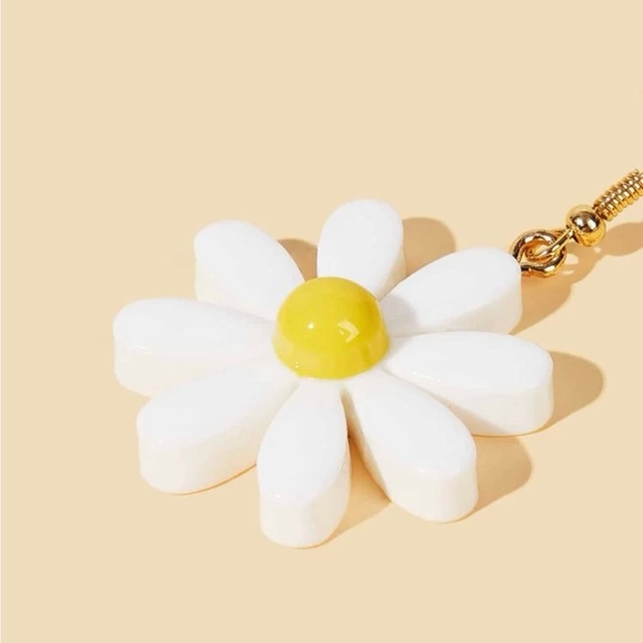 Daisy Dangle Earrings With French Hook NWOT Floral Flower Katy Perry’s Design - Picture 3 of 3